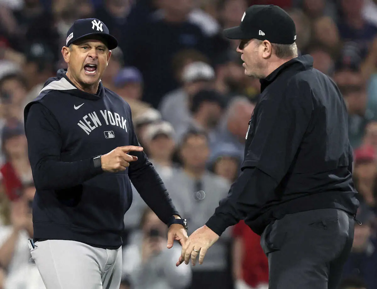 【画像・写真】“退場王”ヤンキース・ブーン監督ブチ切れ→ガム捨て→退場処分　ファウル判定めぐり猛抗議