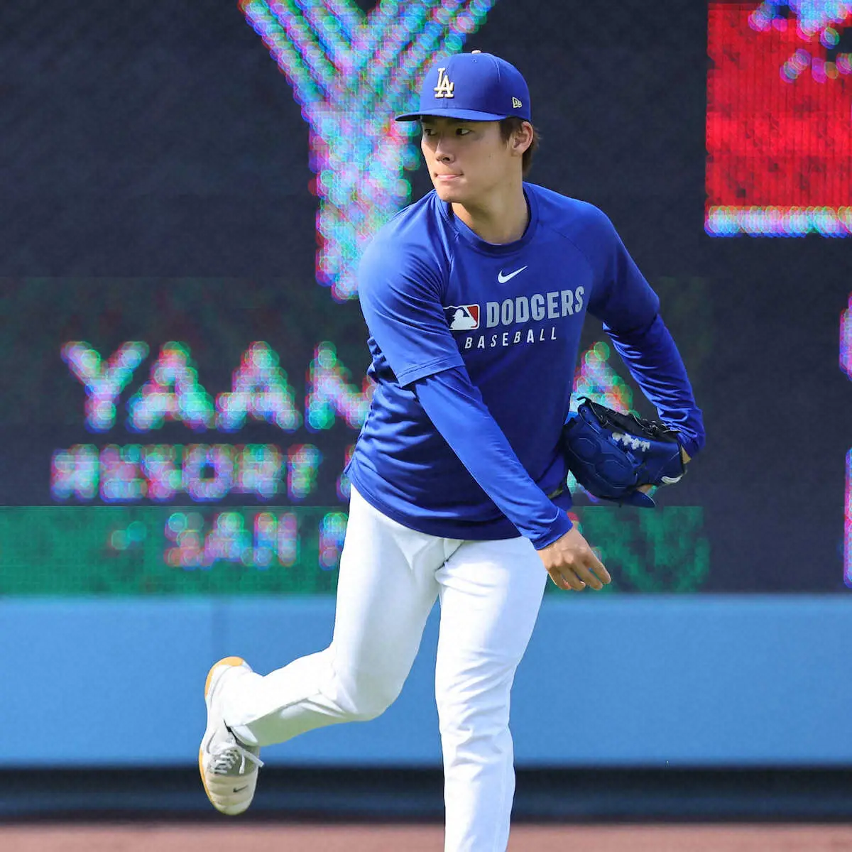 【画像・写真】＜ドジャース・ジャイアンツ＞キャッチボールをするドジャース・山本（撮影・光山　貴大）