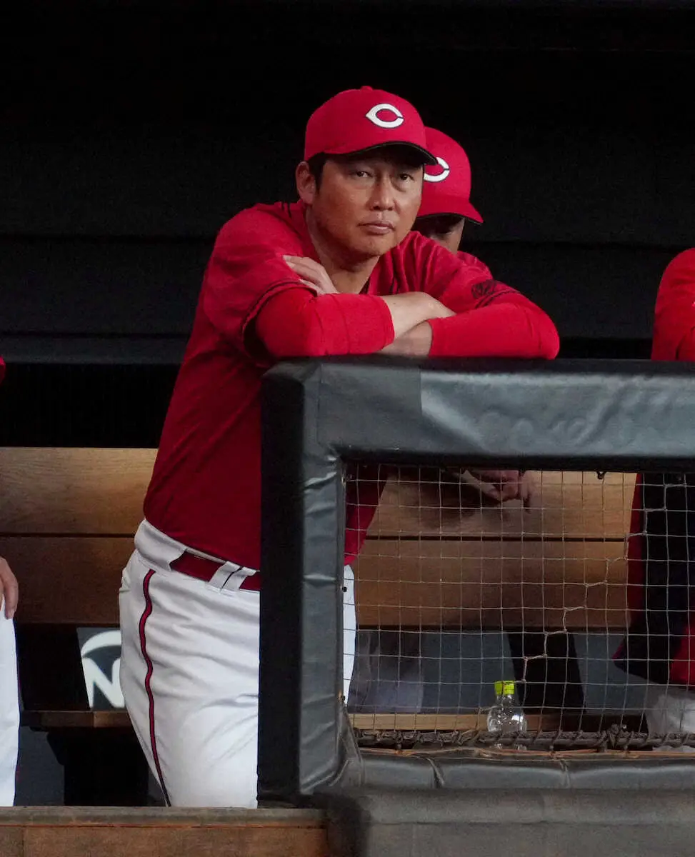 【画像・写真】広島・新井監督　日本ハムの細野に「真っすぐが力強い」右打者6人を並べて不発