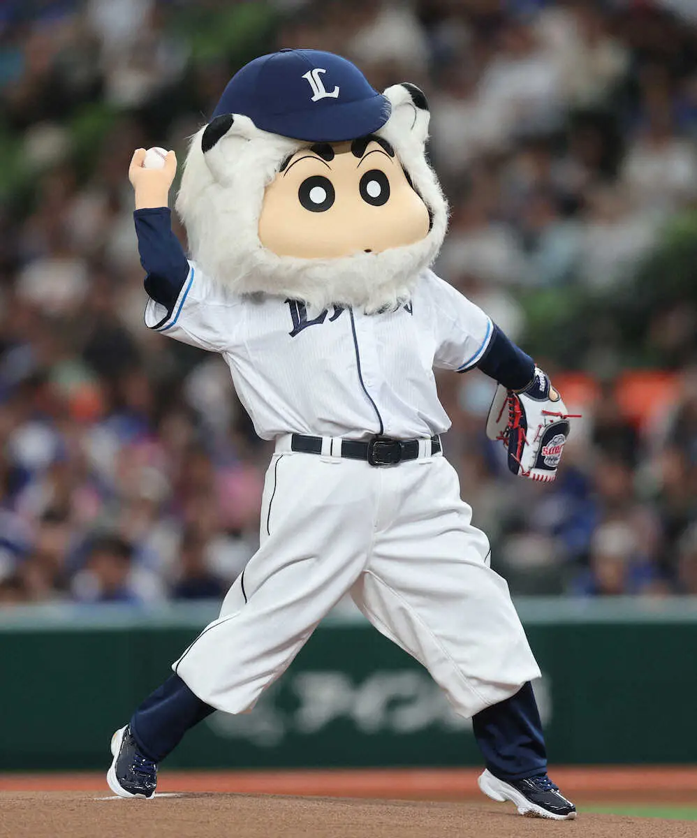 【画像・写真】「クレヨンしんちゃん」コラボで始球式に登場　“西武のしんちゃん”長谷川が捕手役