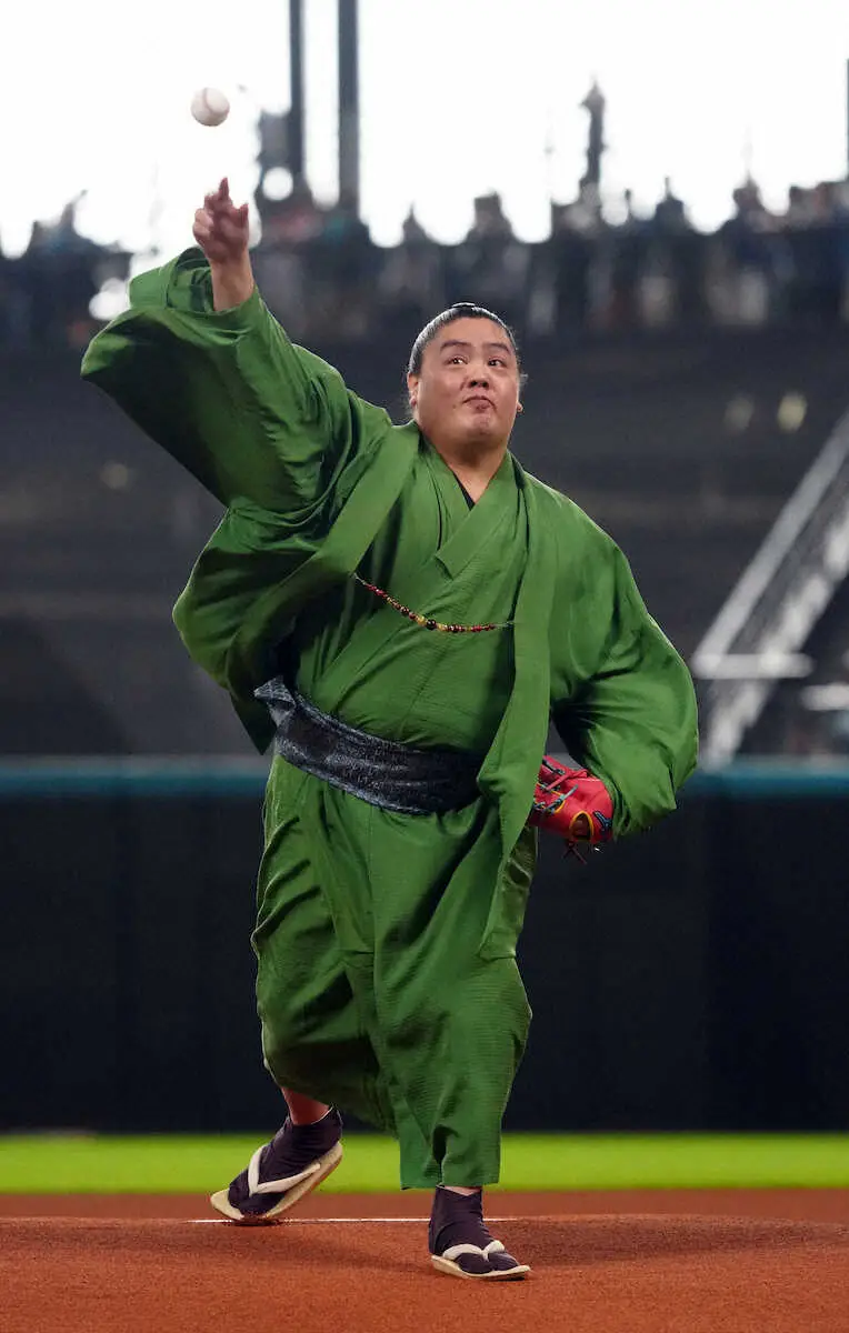 【画像・写真】相撲協会とコラボ　一山本がエスコンでファーストピッチ「パワプロでイメージ」でノーバン投球
