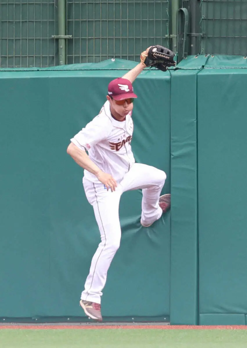 【画像・写真】あれが捕られるのか…ヘルナンデスの打球を辰己がジャンピングキャッチ、阪神先制逃す