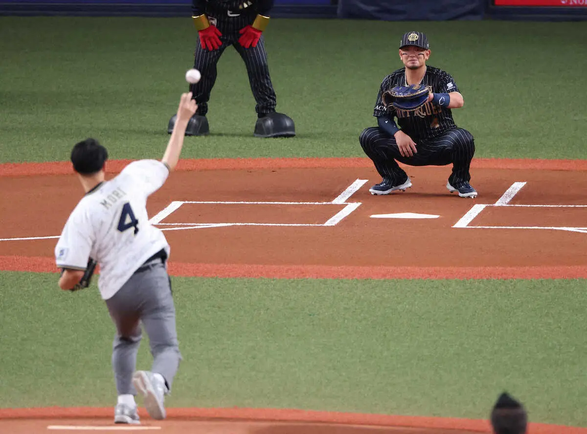 【画像・写真】希少がんと闘う元大阪桐蔭・福森さん　オリックス―巨人で始球式　同級生の森が捕手役「友哉が和らげて…」