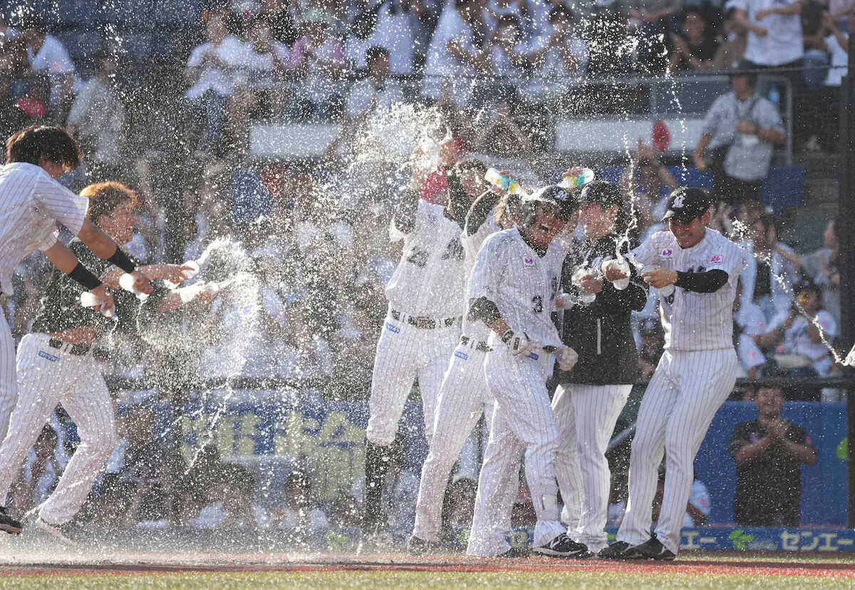 【画像・写真】ロッテ　サヨナラ犠飛の角中「最後に決めた自分。素晴らしかった」　自画自賛のお立ち台でファン沸かせた