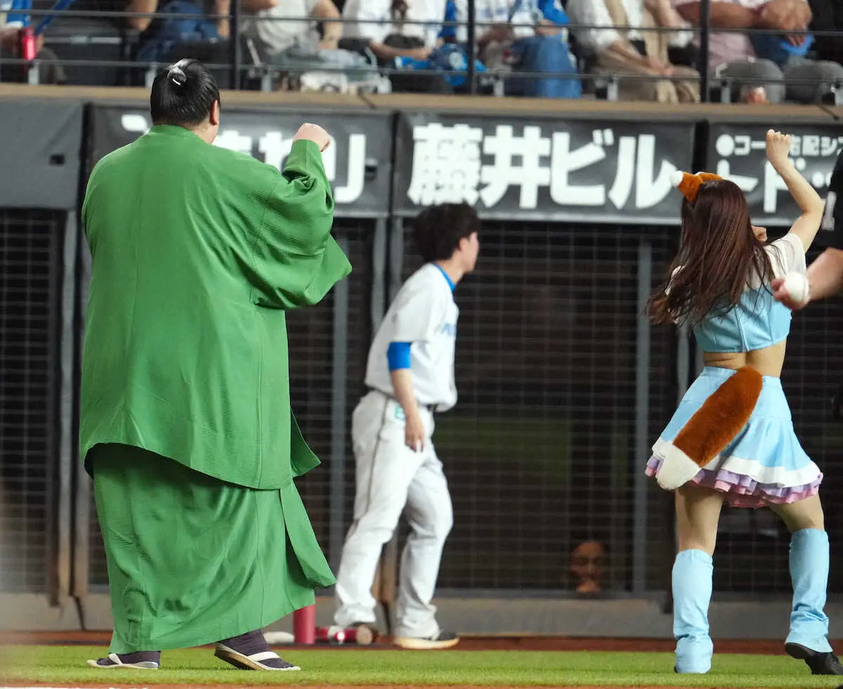 【画像・写真】＜日・広＞きつねダンスを踊る一山本（撮影・高橋　茂夫）