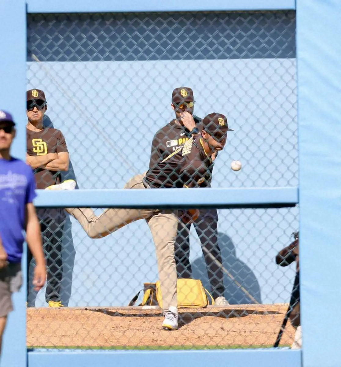 【画像・写真】ダルビッシュがブルペンで22球　次回「シムゲームに投げる予定」パドレス指揮官　投球後は元侍戦士と談笑