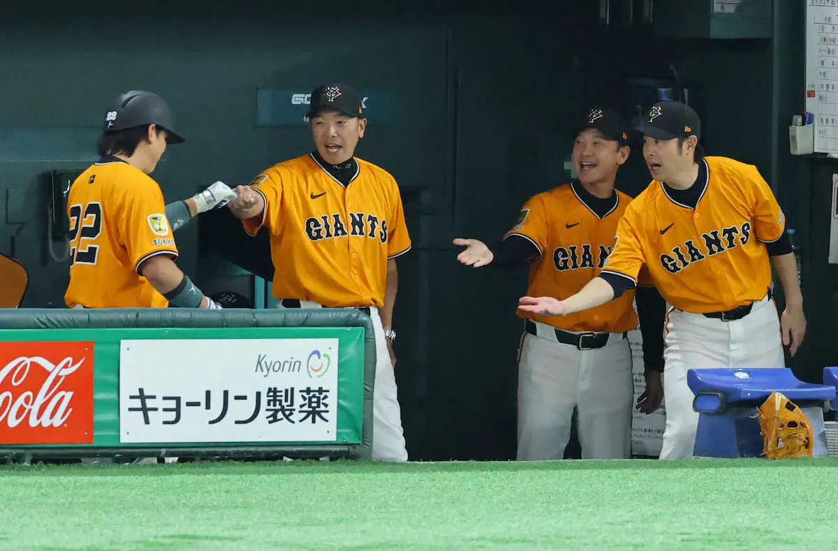 【画像・写真】巨人・小林誠司が丸の決勝二塁打呼び込む値千金の送りバント成功！　G党大歓声＆阿部監督は拍手