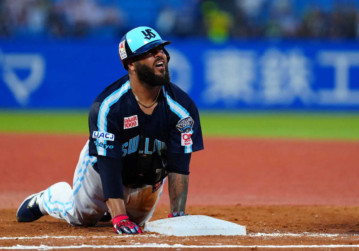 【画像・写真】ヤクルト　先発の新助っ人アビラが来日初安打に大喜びも…直後の二直で塁に戻れず併殺　神宮ため息