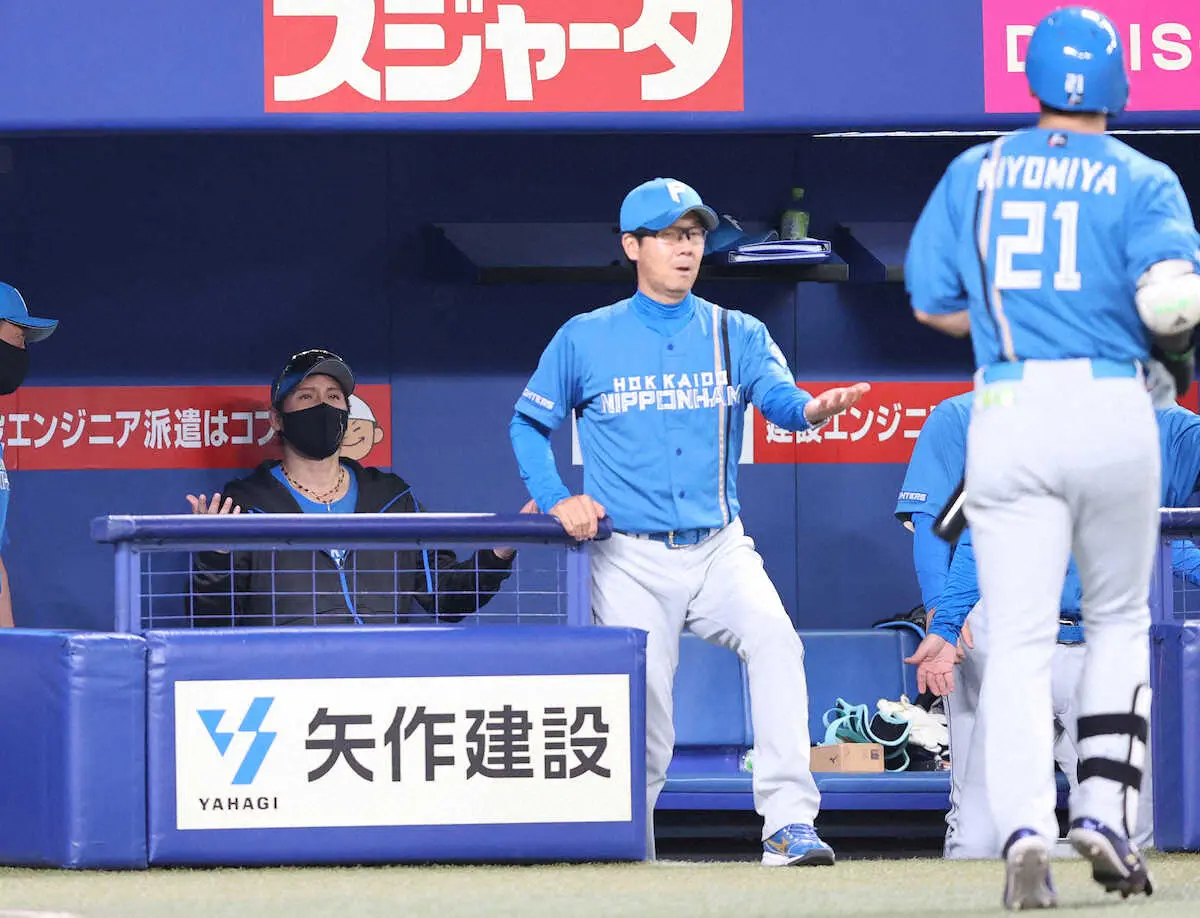 【画像・写真】日本ハム新庄監督　決勝犠飛の清宮幸に本音「ホームラン打ってほしかった。犠牲フライかーい」