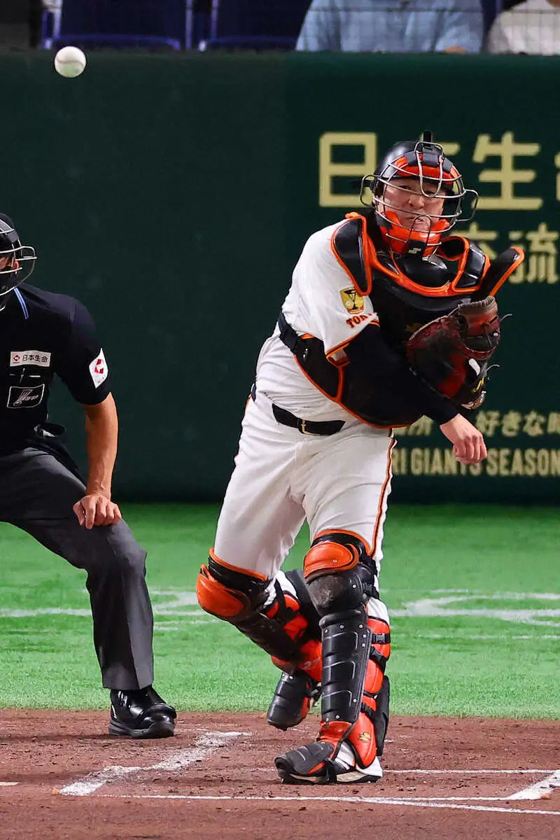 【画像・写真】巨人・岸田行倫　2試合連続で痛みにもん絶も奮闘　前回はマルティネス、今回はグリフィンのワンバンが