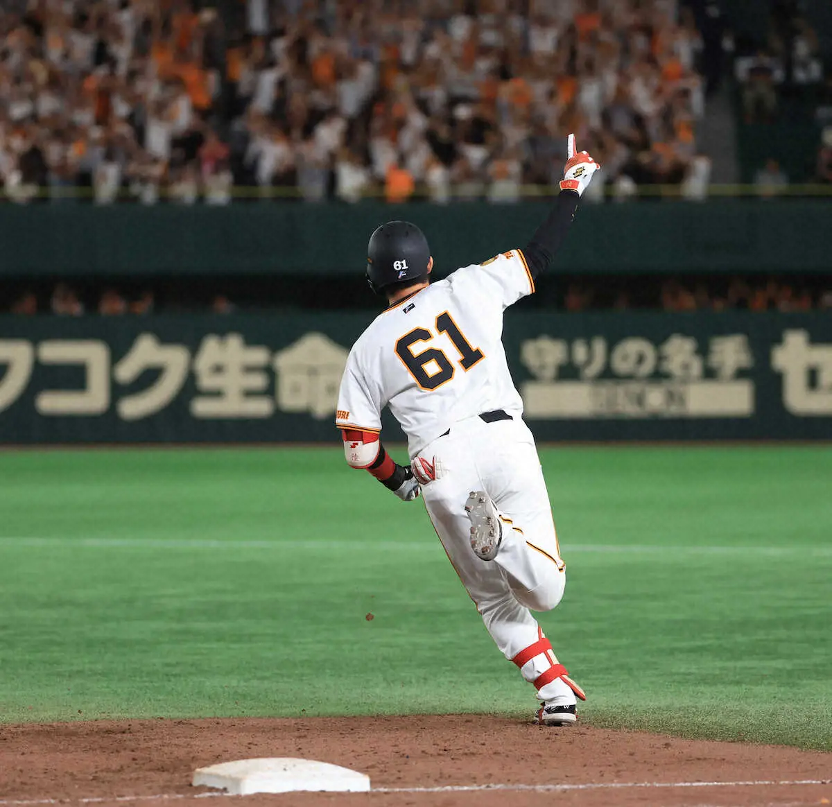 【画像・写真】巨人が逆転勝ちで1週間ぶり貯金生活　二塁も踏めない劣勢から投手交代を機に一挙5点　増田陸V3ラン