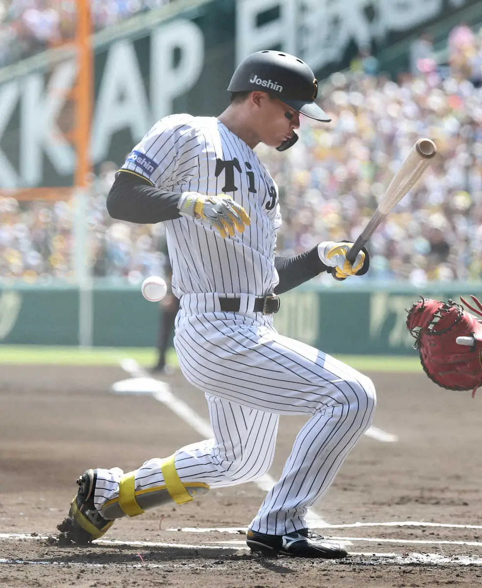 【画像・写真】＜阪神・ソフトバンク（2）＞初回、死球を受ける森下（撮影・後藤　正志）