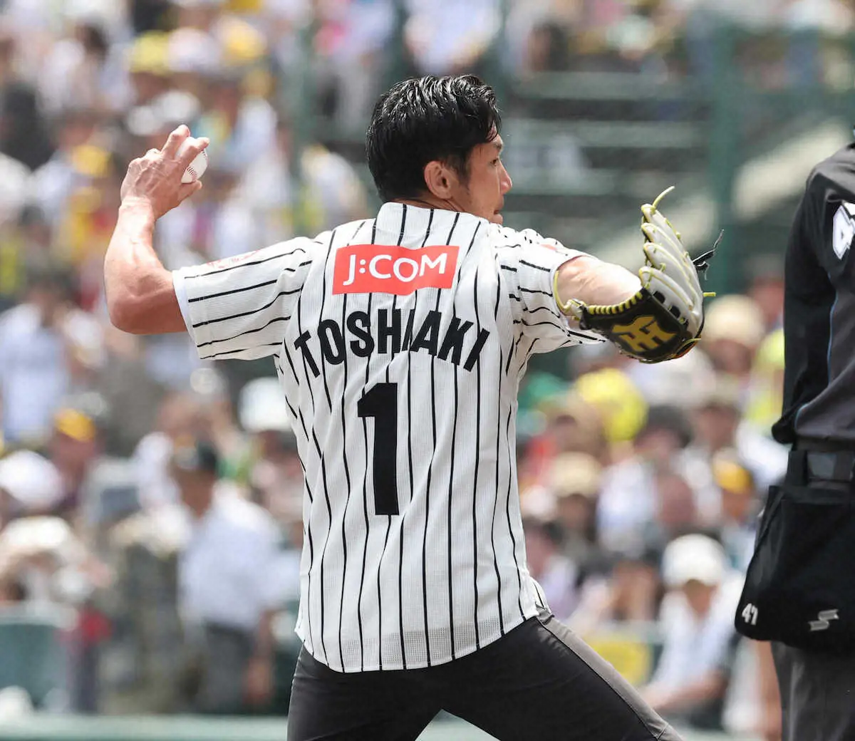 【画像・写真】元ラグビー日本代表の広瀬氏が甲子園で始球式　「小さい頃から阪神を見ていた。誇らしい」