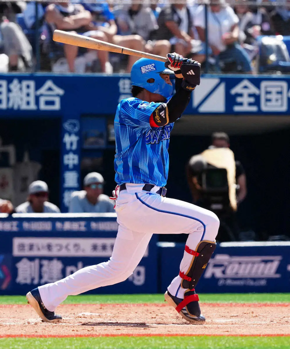 【画像・写真】DeNA・度会が激走！　2点二塁打&相手の送球ミスで一気に生還！