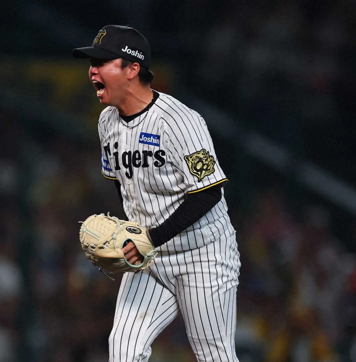【画像・写真】雄叫びをあげる村上