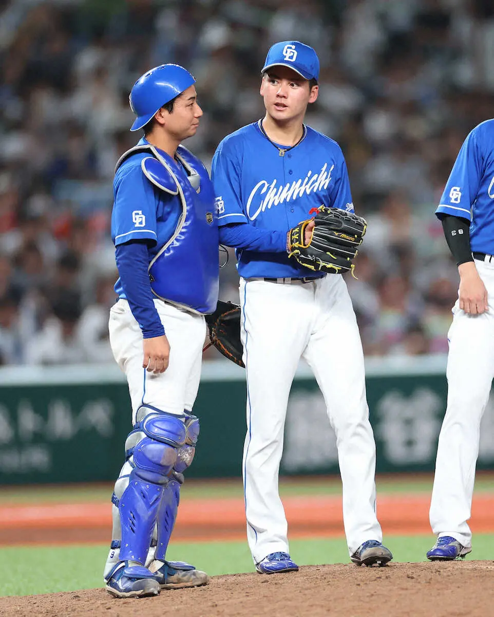 【画像・写真】中日の捕手・石伊（左）と金丸