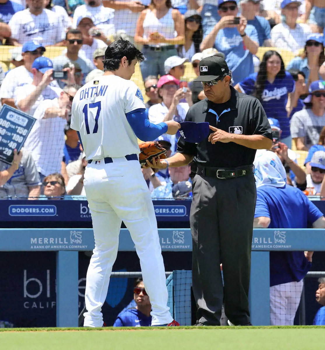 【画像・写真】22日のナショナルズ戦で粘着物のチェックを受ける大谷