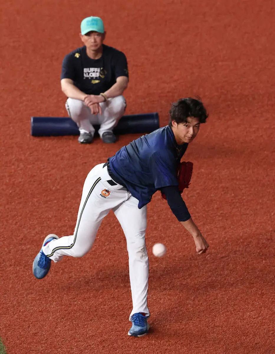 【画像・写真】オリックスの岸田監督（奥）に見守られ、投球する山崎（撮影・平嶋　理子）　　