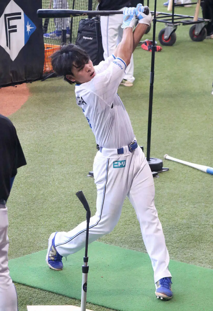 【画像・写真】新庄監督に指導を受け、力強くスイングする野村（撮影・武田　政樹）　　　　　　　　
