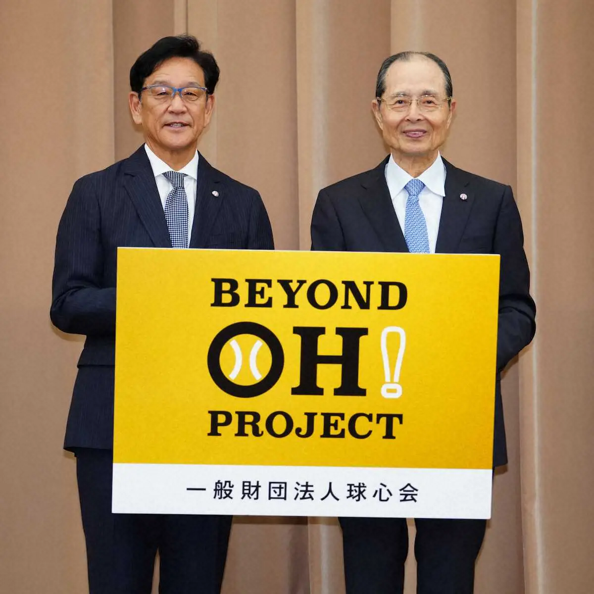 【画像・写真】＜「一般財団法人球心会」設立記者会見＞フォトセッションに臨む栗山副代表（左）、王代表（撮影・木村　揚輔）