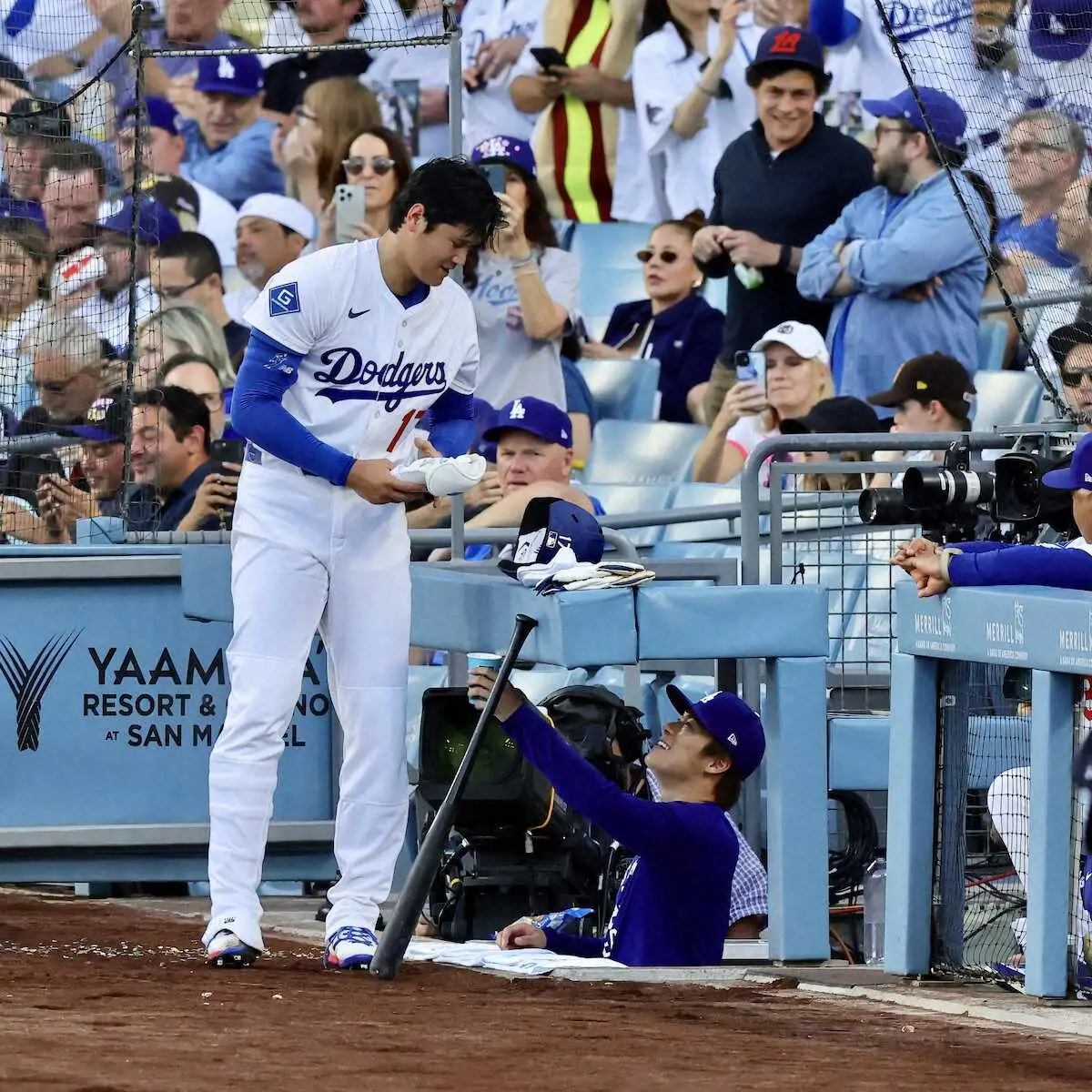 【画像・写真】山本由伸　チャーター機に乗り込む前の大谷翔平の後ろ姿を激写　大谷はこの日28号＆球宴選出決定