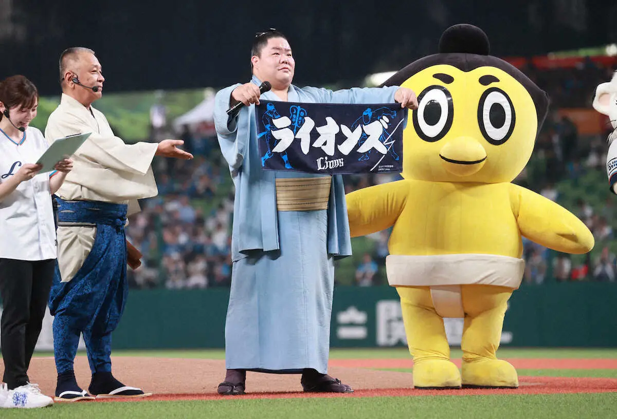 【画像・写真】関脇・大栄翔が地元・埼玉で始球式「熱気がある。感動」　初ベルーナでワンバン投球も「土は付いていない」
