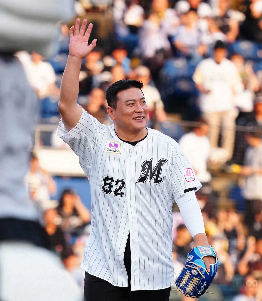 【画像・写真】ロッテOB金泰均が始球式　15年ぶり応援歌に感激「マリーンズファンは最高」