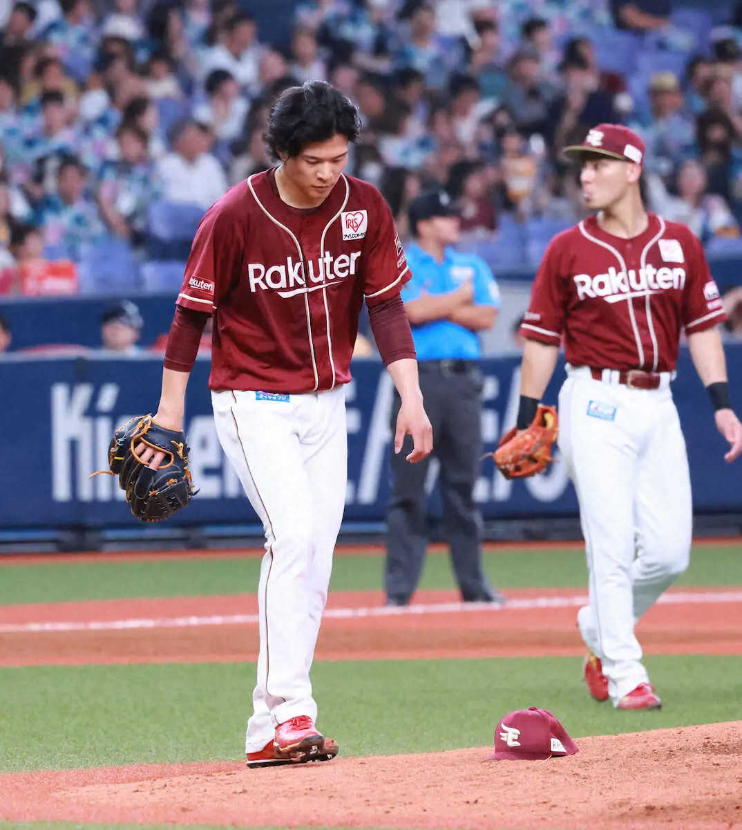 【画像・写真】＜オ・楽＞5回、若月健矢に右中間適時二塁打を浴び、マウンドに落ちた帽子を拾う早川　（撮影・井垣　忠夫）