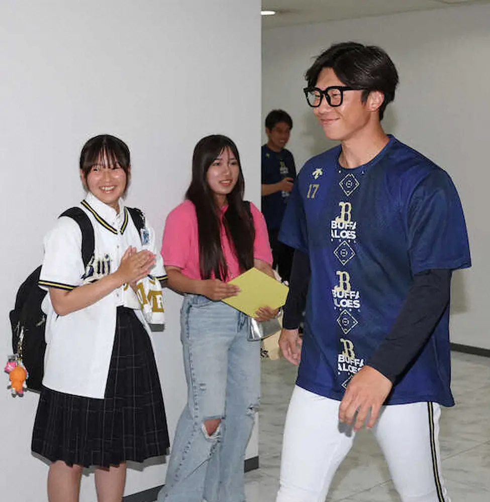 【画像・写真】オリックス直営店でオリメンランク9位の曽谷がサイン会　メガネ姿で登場し“オリ姫”大喜び