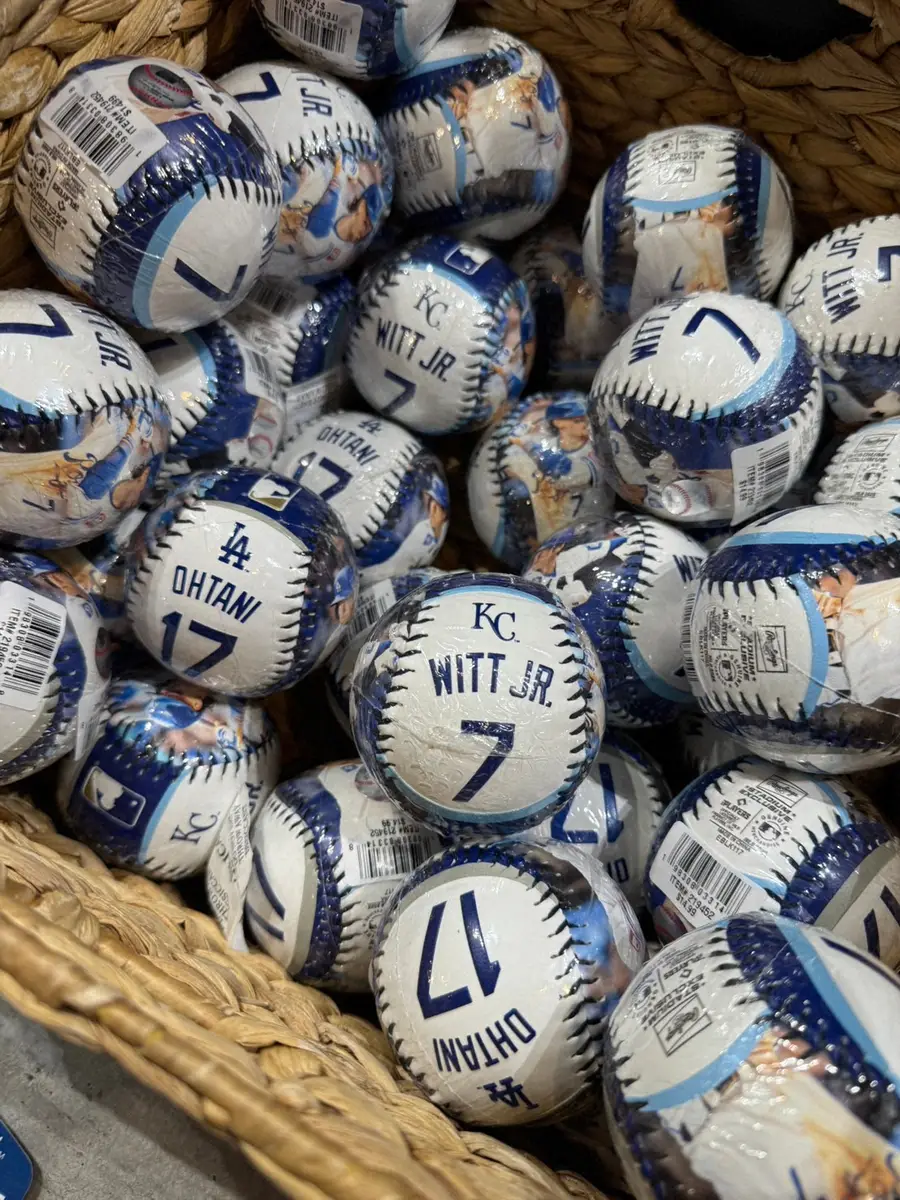 【画像・写真】大谷翔平　ロイヤルズ本拠でウィット、ペレスとの限定グッズ発売　遠征先恒例のコラボグッズ