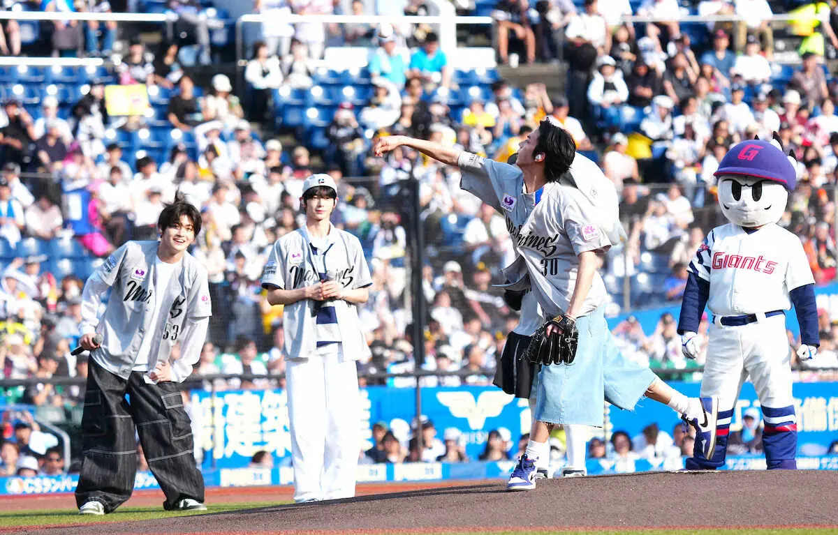 【画像・写真】TWSドフンが始球式　ロッテのユニホーム姿で緊張の1球！　温かい拍手