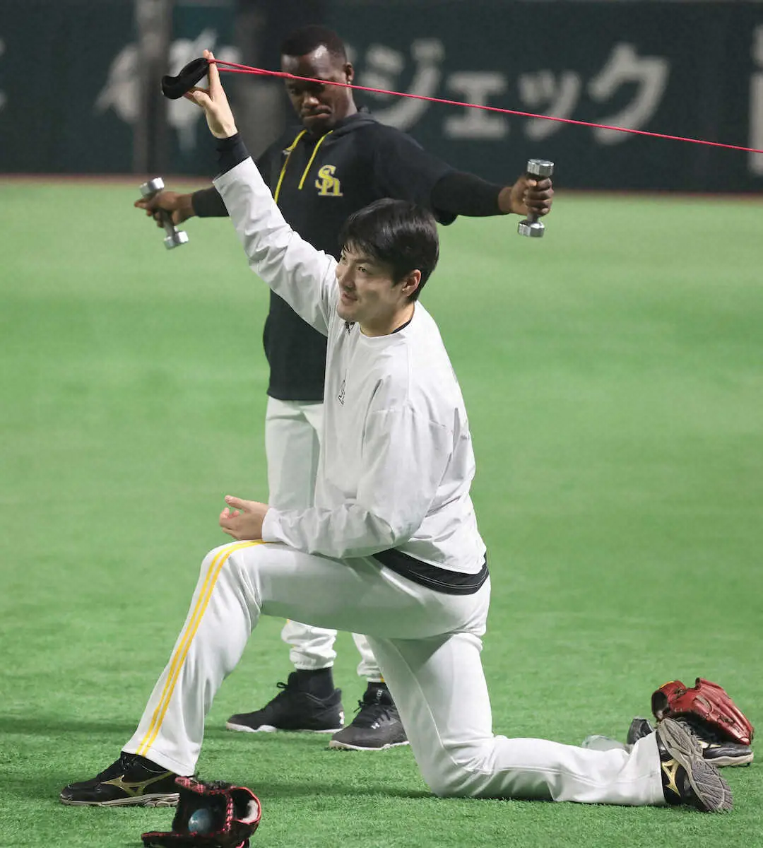 【画像・写真】＜ソフトバンク練習＞　　投手練習に参加した有原（後方はモイネロ）　（撮影・成瀬　徹）