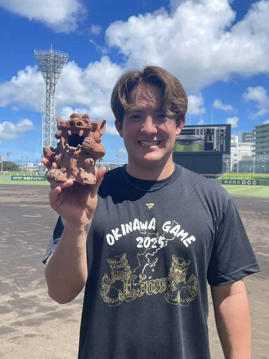 【画像・写真】シーサーを持つ与座