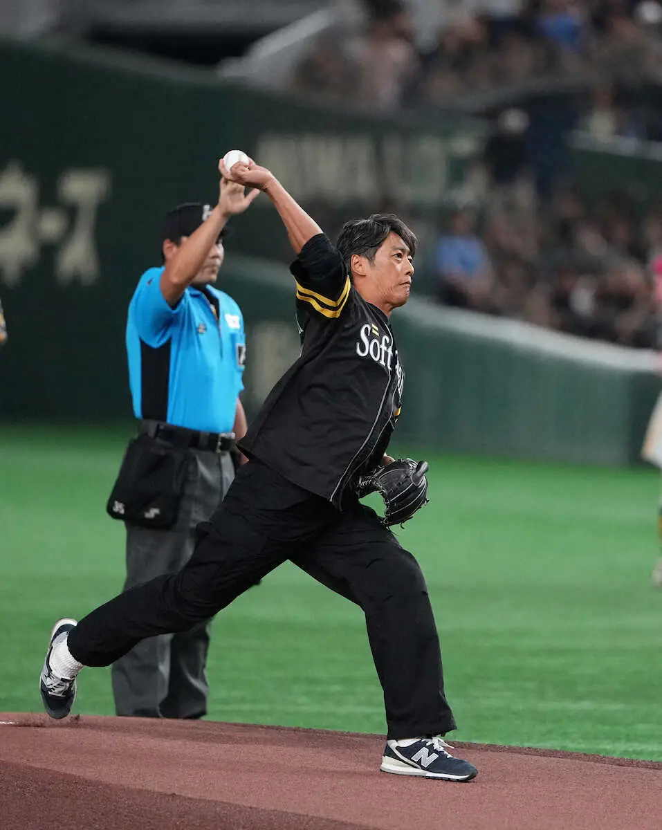 【画像・写真】始球式をする反町隆史（撮影・沢田　明徳）