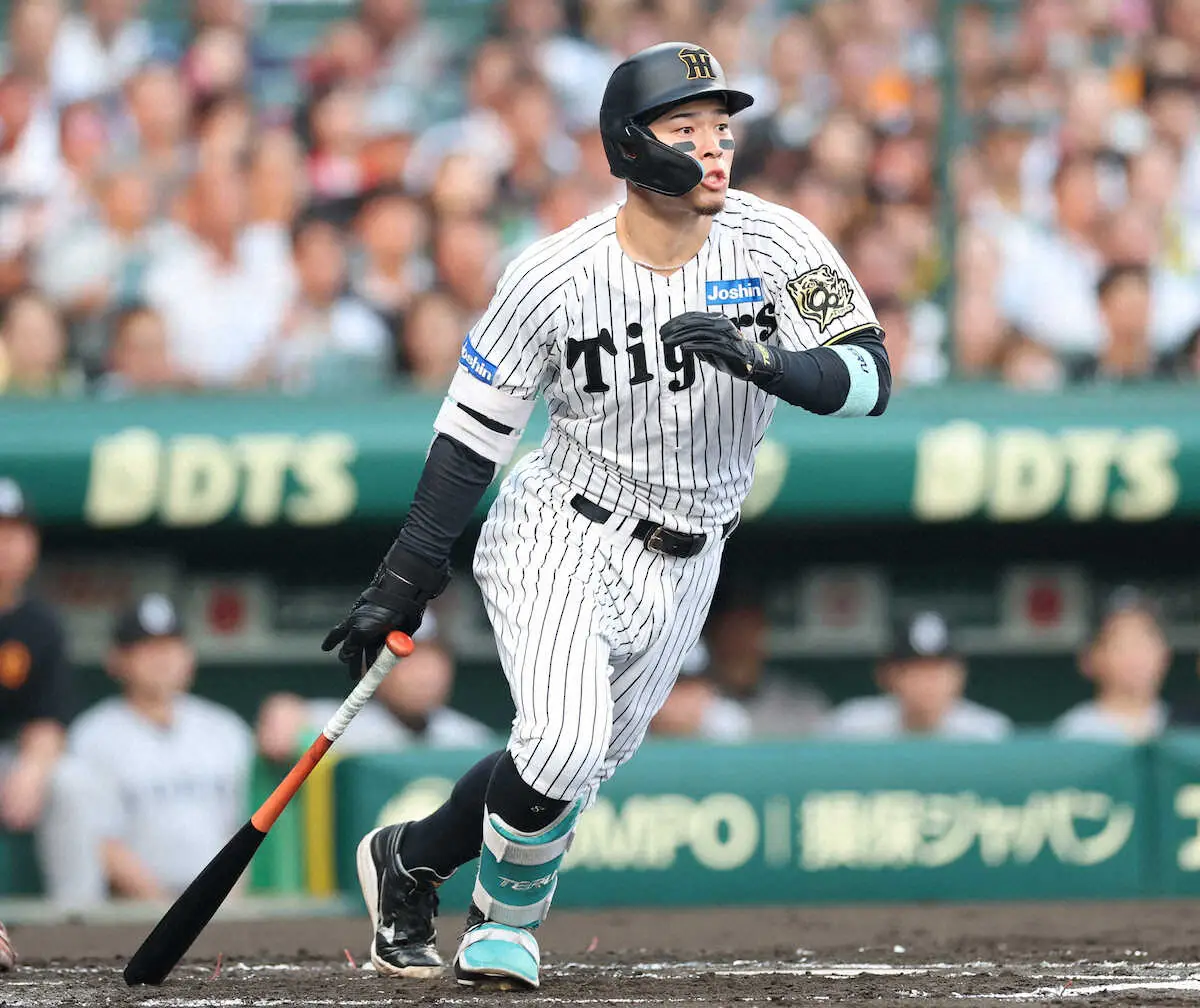 【画像・写真】＜神・巨（13）＞　初回、佐藤輝は先制の適時二塁打を放つ　（撮影・須田　麻祐子）