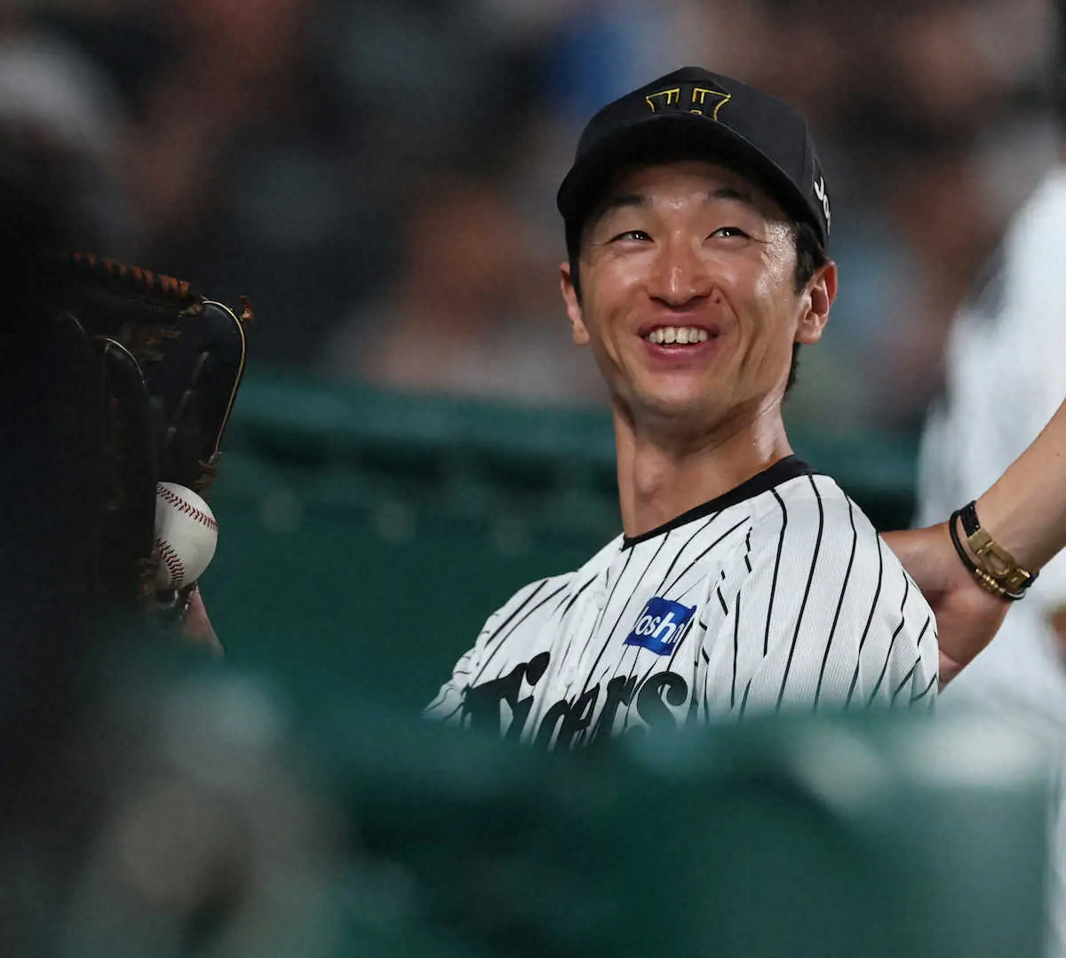 【画像・写真】＜神・巨（13）＞　7回、丸の中飛を好捕した近本は嬉しそうな表情を見せる　（撮影・須田　麻祐子）