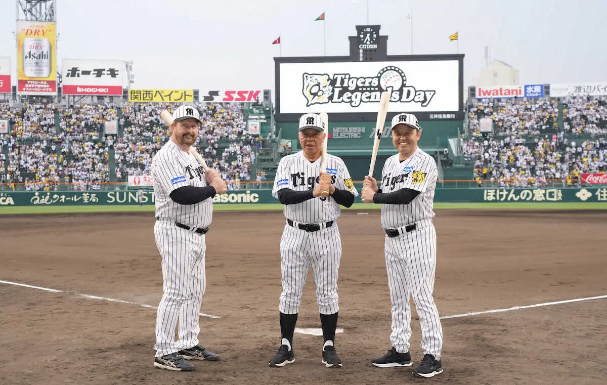 【画像・写真】＜神・巨（13）＞　スイングセレモニーを終え、ポーズを決める（左から）ランディ・バース氏、掛布雅之氏、岡田彰布氏　（※現場代表のためクレジットなしです）