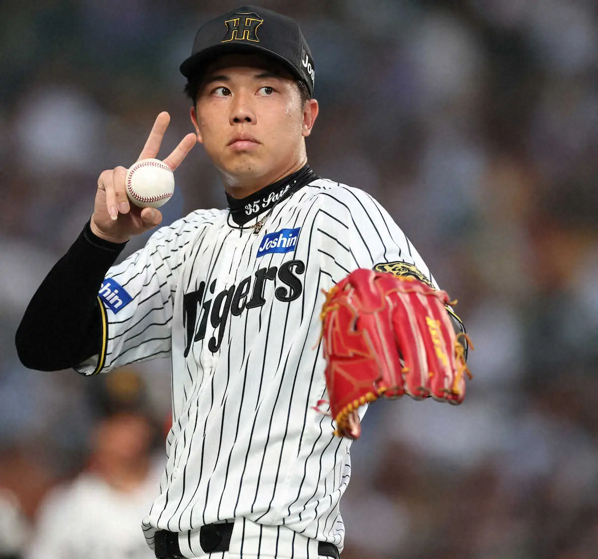 【画像・写真】＜神・巨（13）＞　ベンチ前でキャッチボールする才木　（撮影・須田　麻祐子）