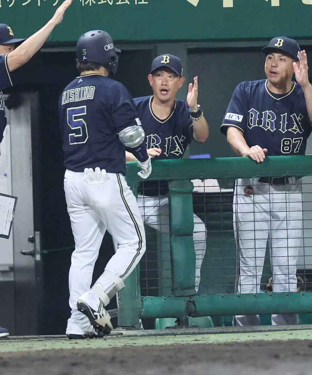 【画像・写真】＜西・オ（12）＞6回、西野がソロ本塁打を放ち岸田監督に迎えられる（撮影・篠原岳夫）