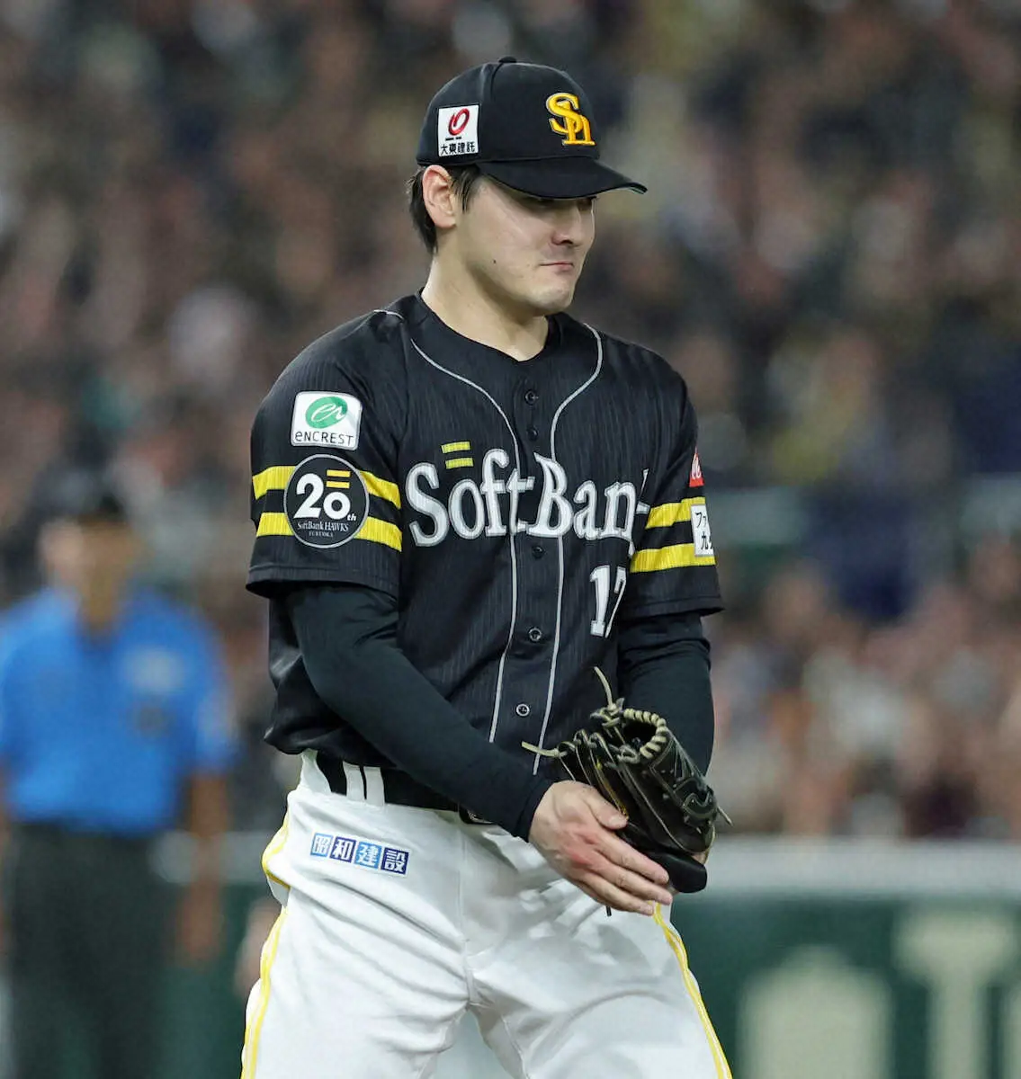 【画像・写真】＜ソ・日（11）＞完封勝利を挙げ、グラブを叩くソフトバンク先発の有原（撮影・松永　柊斗）