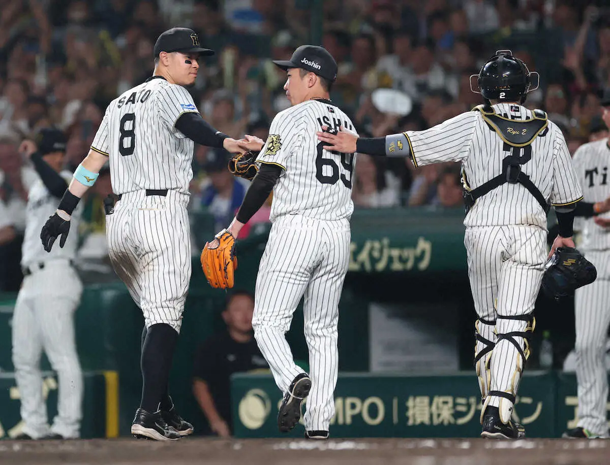 【画像・写真】阪神・佐藤輝が石井の復帰に「一緒にまた頑張っていけたら」今春キャンプでも恒例の同期会