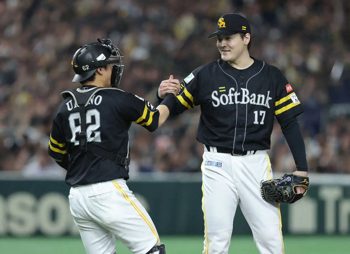 【画像・写真】＜ソ・日（11）＞完封勝利を挙げ、海野（左）とタッチを交わすソフトバンク先発の有原（撮影・松永　柊斗）