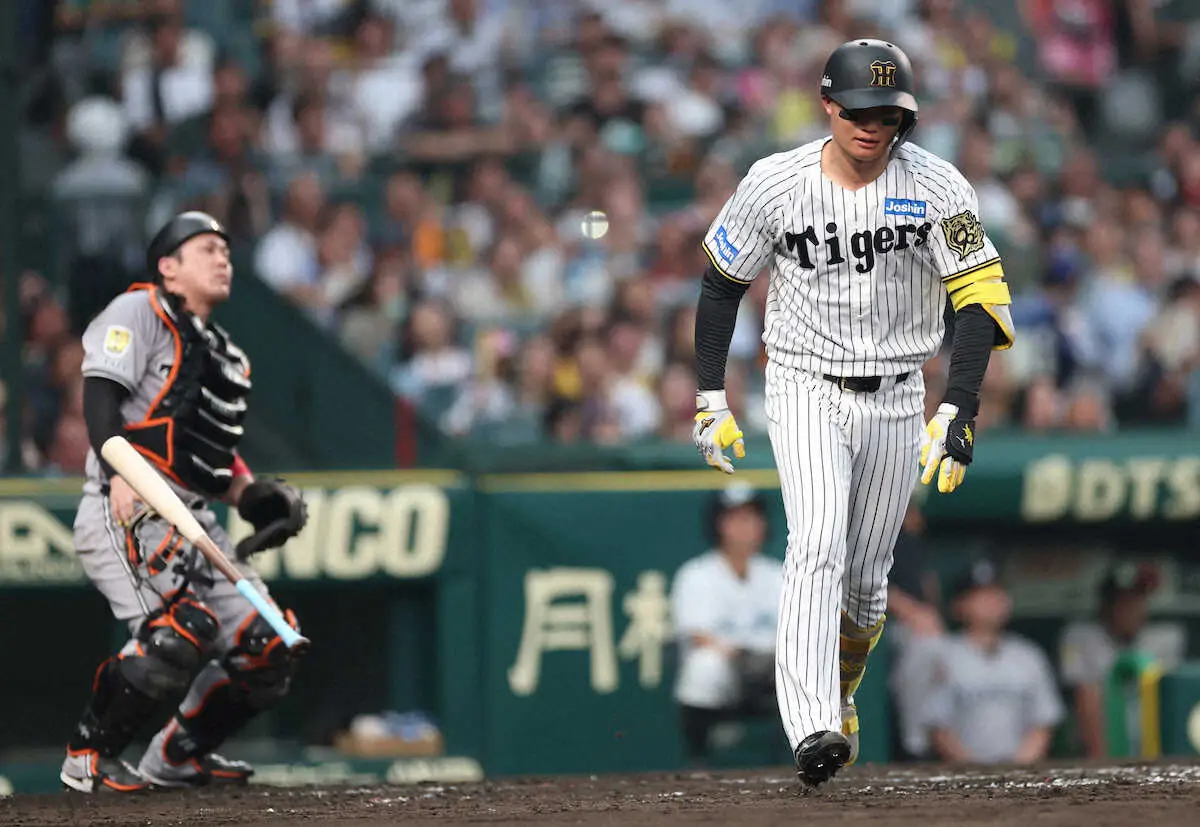 【画像・写真】阪神・森下　悔しさMAXのバット投げ捨て、30メートル先の自軍ベンチに到達する珍事　