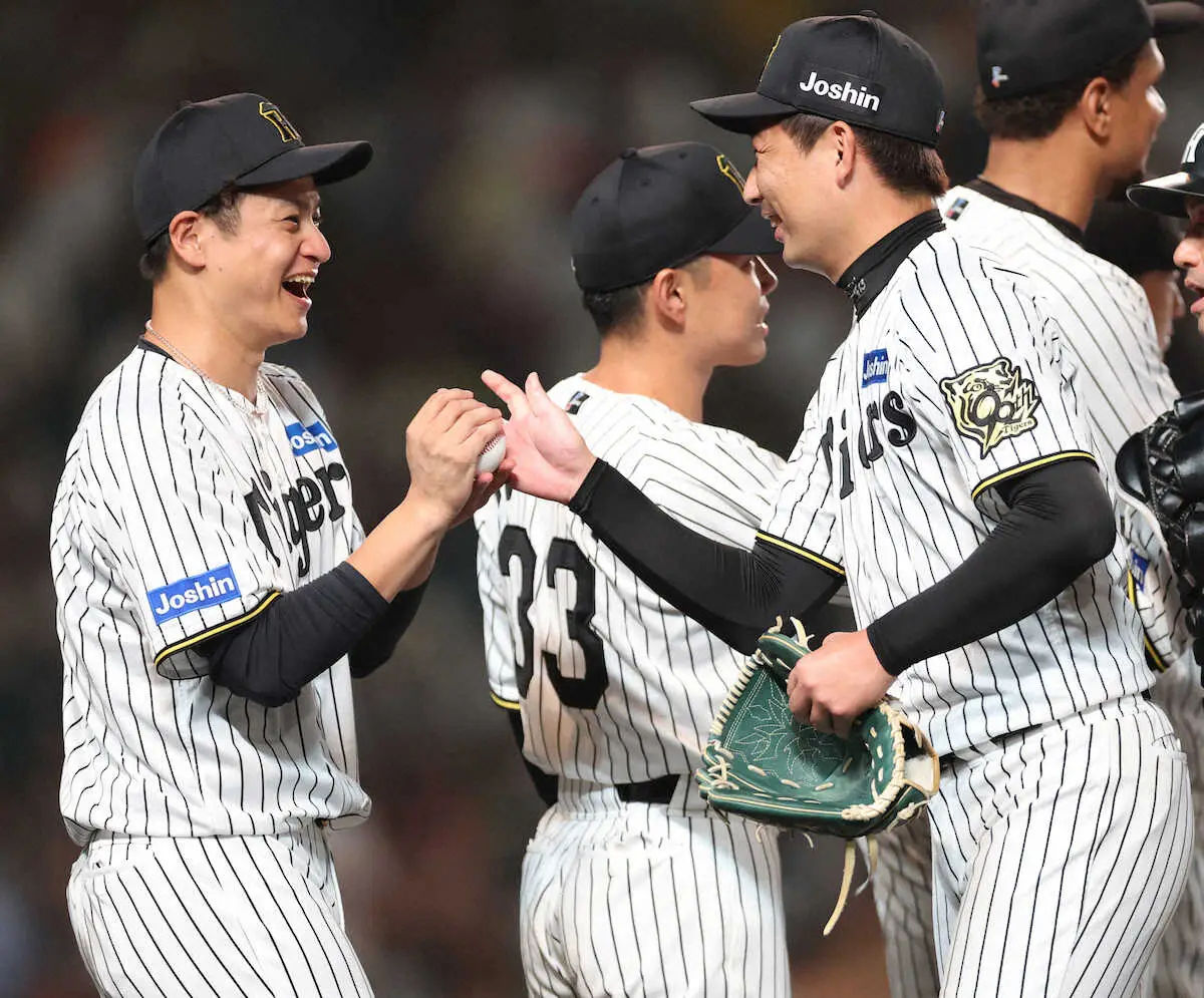 【画像・写真】＜神・巨（14）＞岩崎（右）からウイニングボールを受け取る大竹（撮影・北條　貴史）