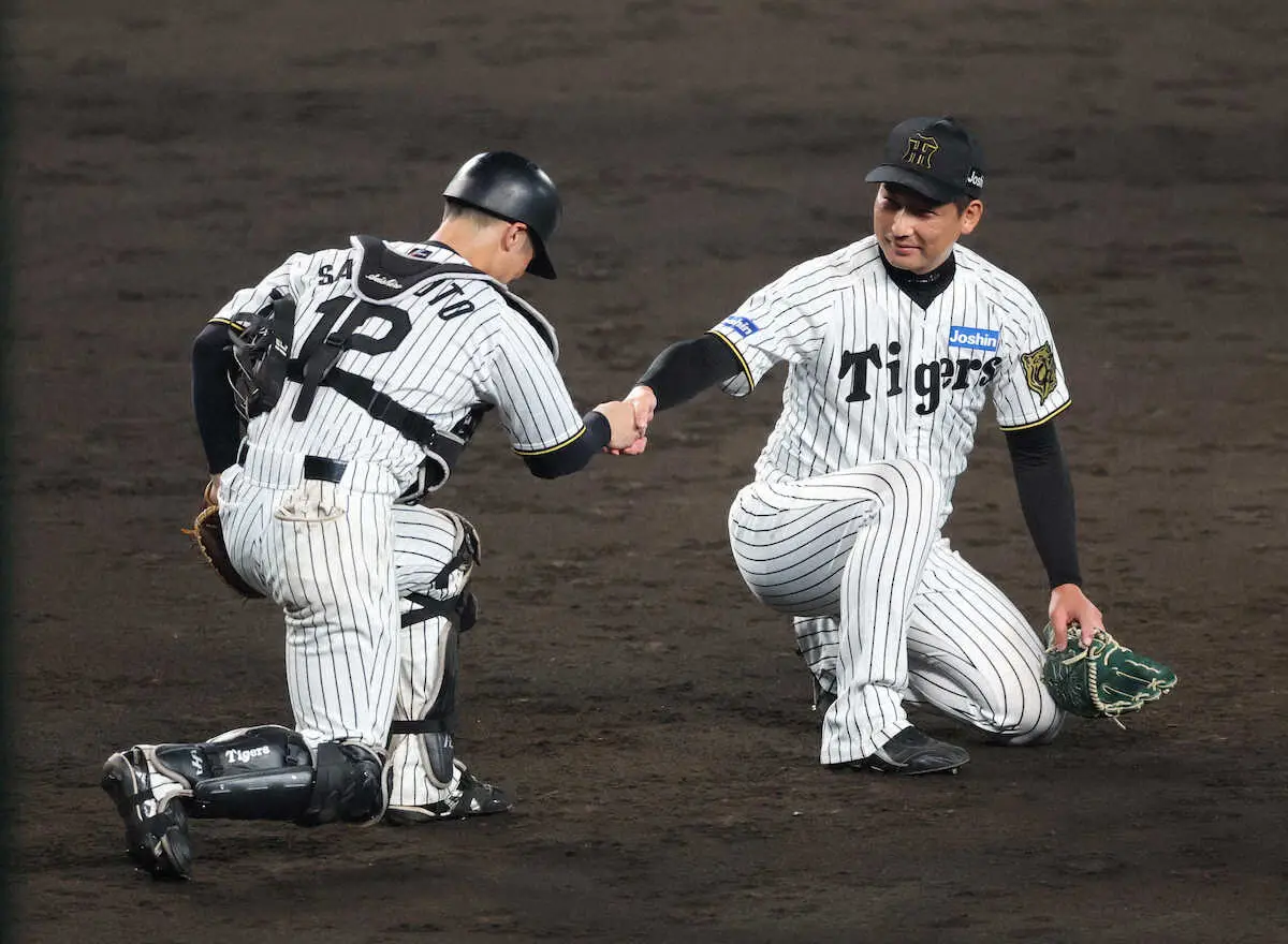 【画像・写真】＜神・巨14＞9回を抑え坂本（左）とタッチを交わす岩崎（撮影・後藤　正志）