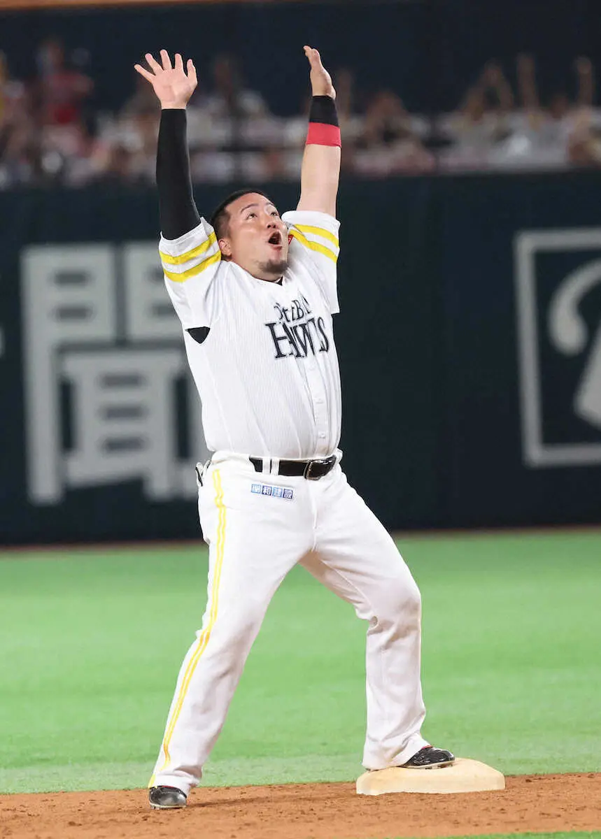 【画像・写真】＜ソ・日（12）＞　9回　逆転サヨナラ2点適時打を放ち、歓喜の山川　（撮影・成瀬　徹）