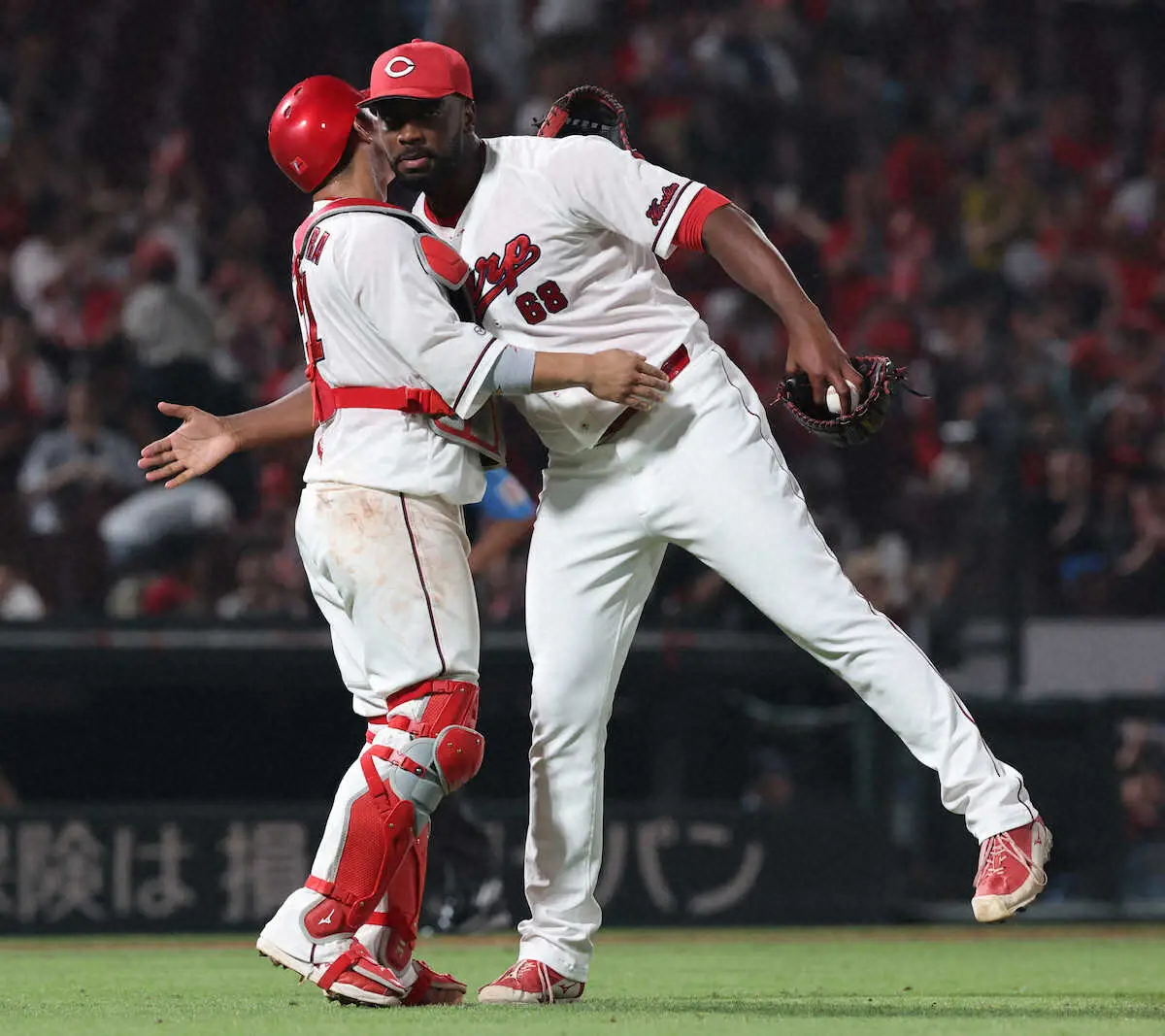 【画像・写真】＜広・ヤ（9）＞試合に勝利して抱き合う坂倉（左）とハーン（撮影・岸　良祐）