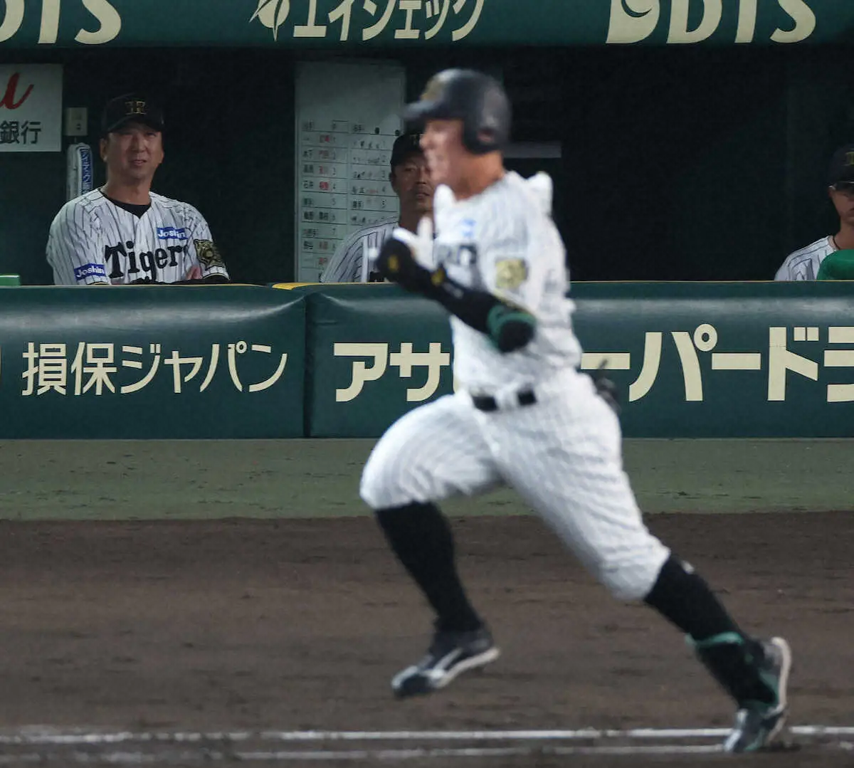 【画像・写真】阪神　4回同点チャンスで藤川監督は豊田に耳打ち　しかし併殺逸機