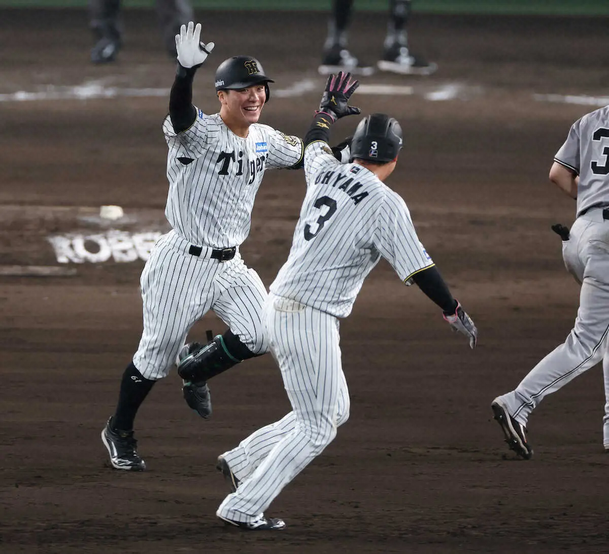 【画像・写真】首位阪神が5連勝！！甲子園で3連続G倒はサヨナラ締め　巨人マルティネスから決勝点