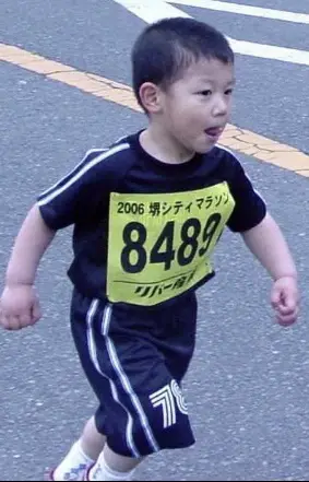 【画像・写真】DeNA・小園　強じんな足腰の「礎」　3歳でファミリーマラソン2.5キロ完走！